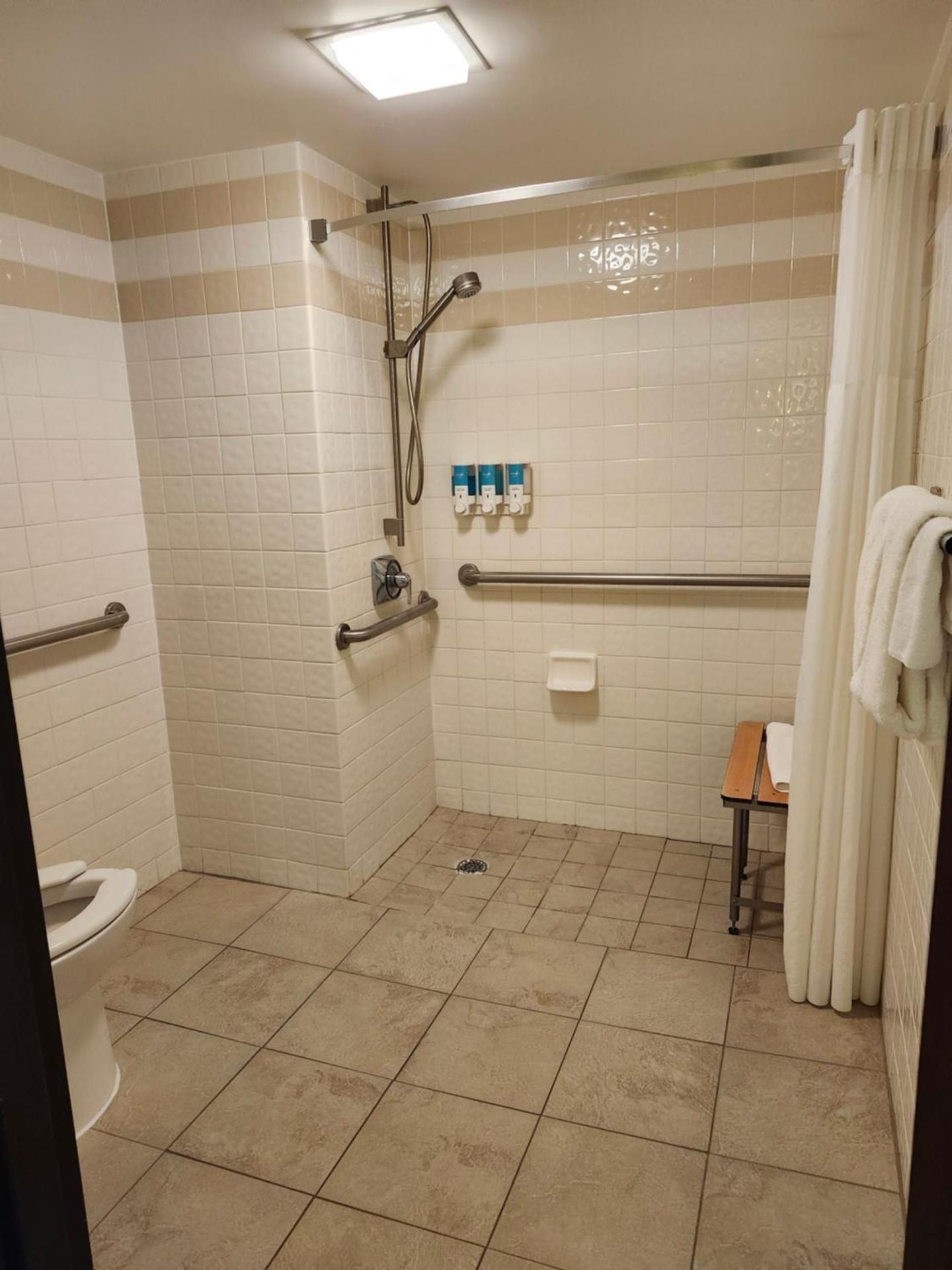 Heritage Inn & Suites The Woodlands, Trademark by Wyndham Deluxe King Room with Roll-In Shower - Mobility/Hearing Accessible - Non-Smoking 2