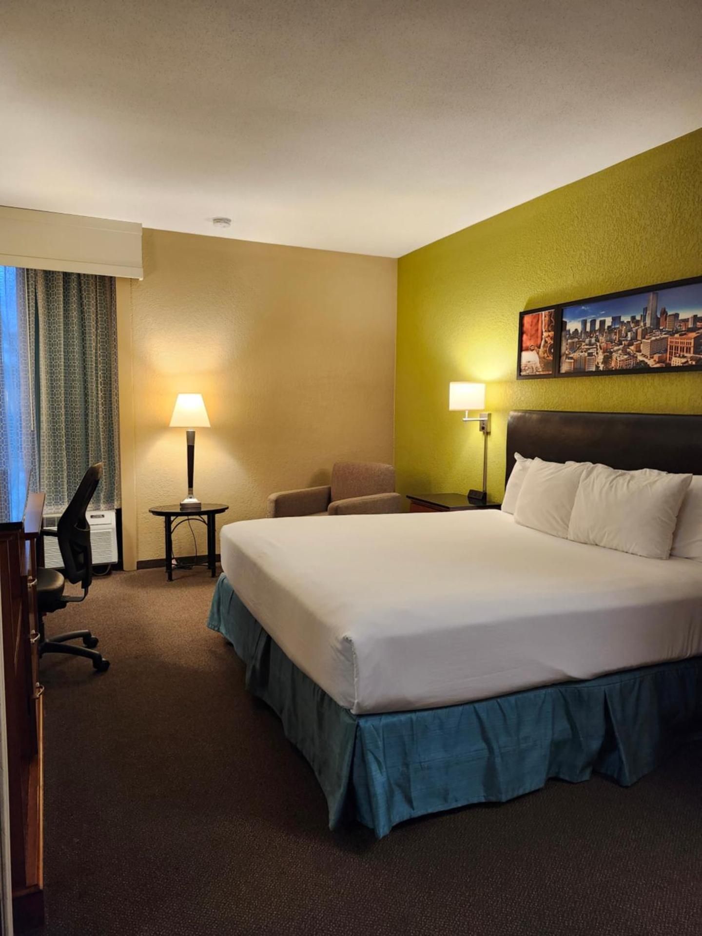 Heritage Inn & Suites The Woodlands, Trademark by Wyndham Deluxe King Room with Roll-In Shower - Mobility/Hearing Accessible - Non-Smoking
