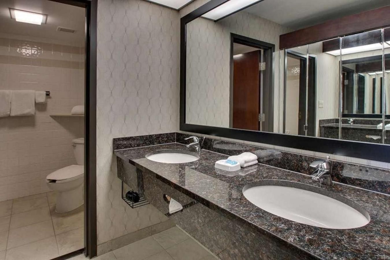 Heritage Inn & Suites The Woodlands, Trademark by Wyndham 2 Queen Beds, Deluxe Mobility/Hearing Access Room, Tub With Grab Bars, Non-Smoking 2