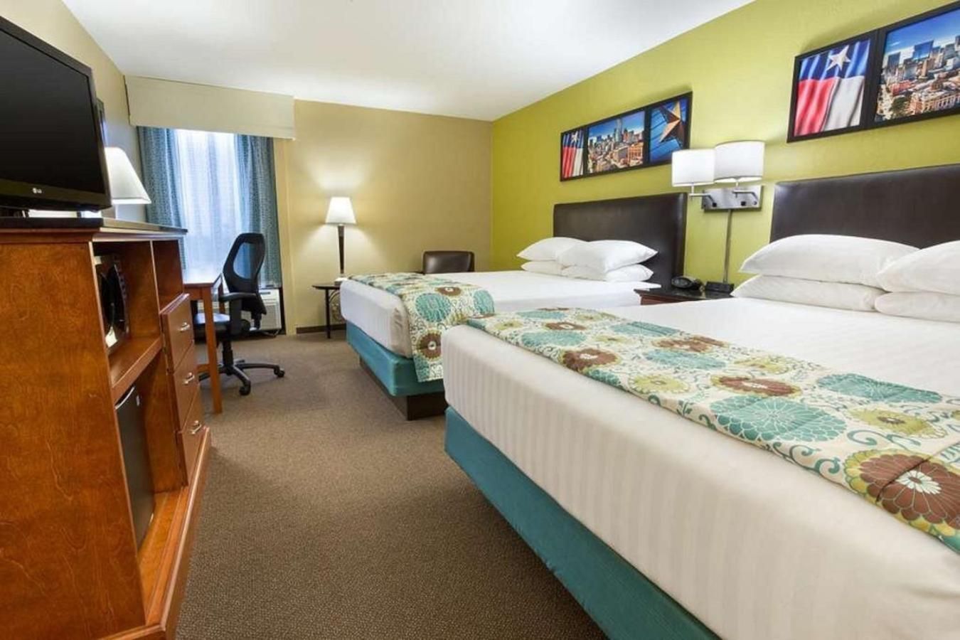 Heritage Inn & Suites The Woodlands, Trademark by Wyndham 2 Queen Beds, Deluxe Mobility/Hearing Access Room, Tub With Grab Bars, Non-Smoking