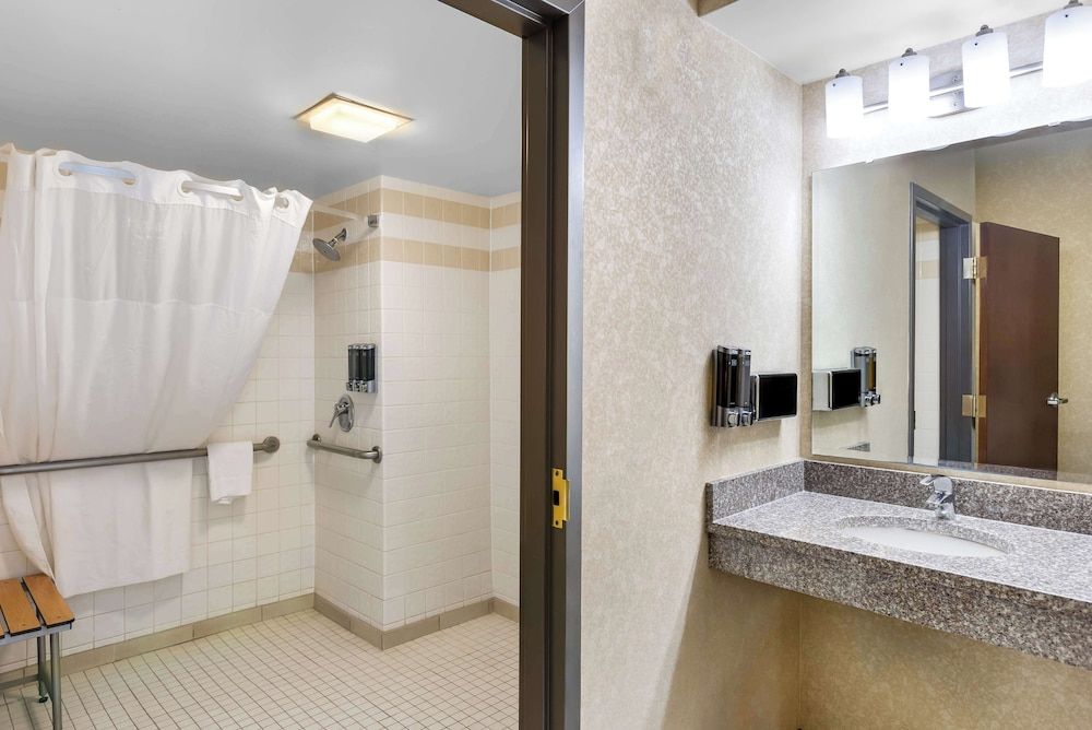 Sonesta Essential Houston Hobby Airport Room, 1 Queen Bed, Accessible 3