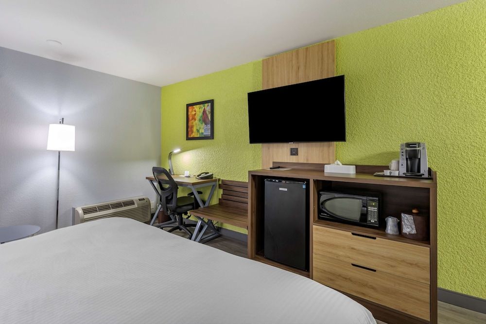 Standard Room, 1 King Bed, Accessible, Bathtub