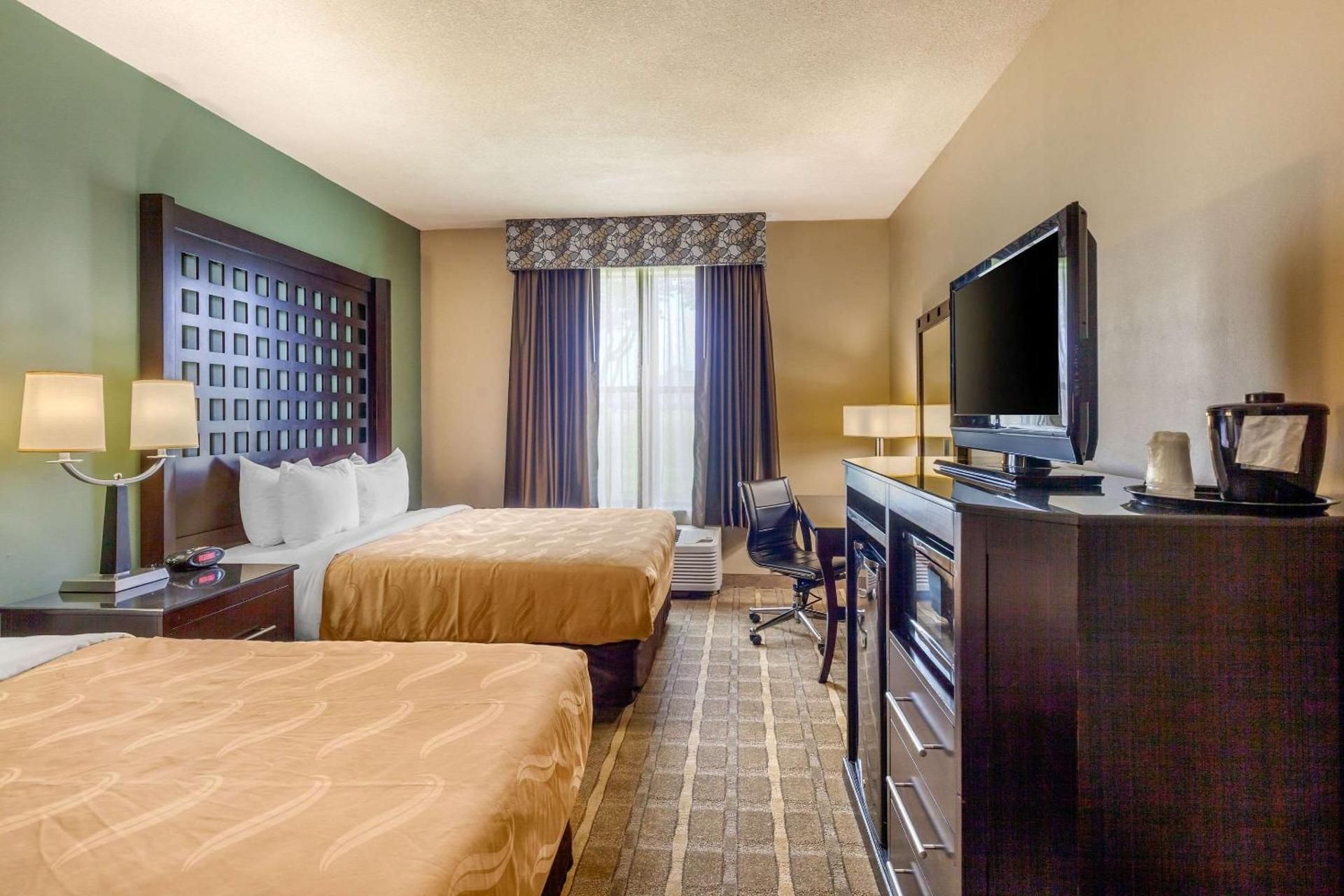 2 Queen Beds Nonsmoking