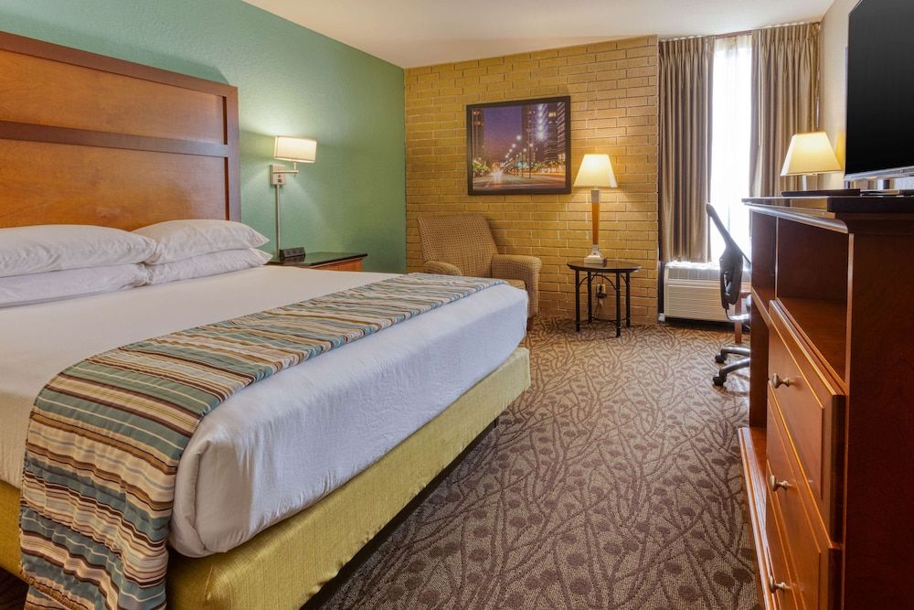 Drury Inn & Suites Atlanta Morrow Deluxe Room, 1 Queen Bed, Refrigerator & Microwave 4