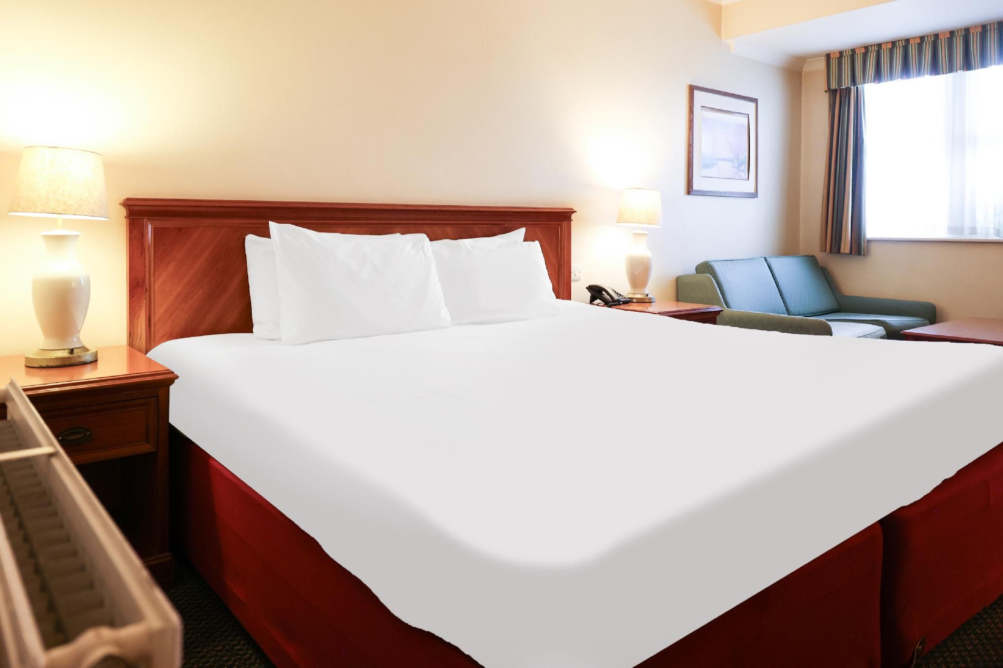 Deluxe family room for 4