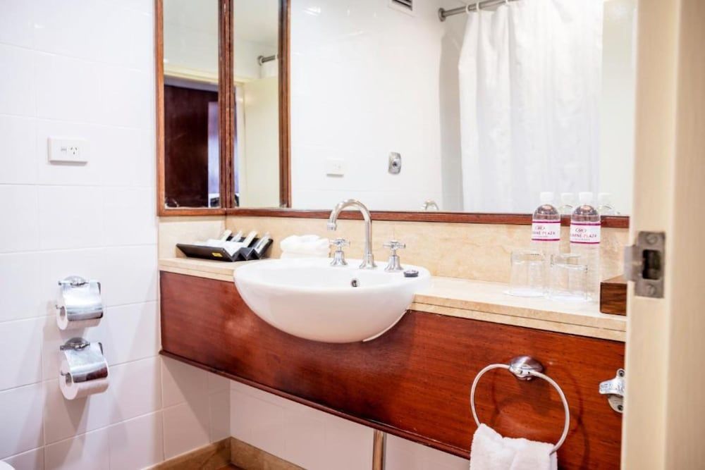 Crown Hotel Standard Queen Room, Smoking 6