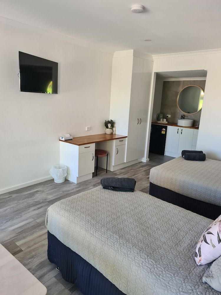 Alice Motor Inn Basic Double or Twin Room 4