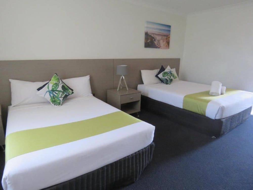 Burke and Wills Mt Isa Motel Queen And Single Room 2