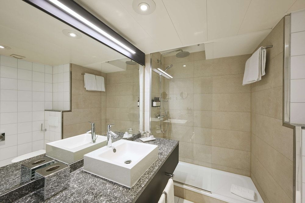 NH Frankfurt Airport Standard Room (View) 5