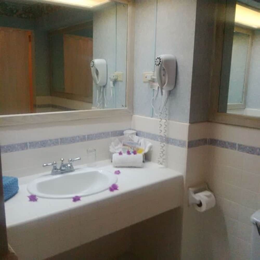 Coco Reef Resort and Spa Deluxe Room, Ocean View 5