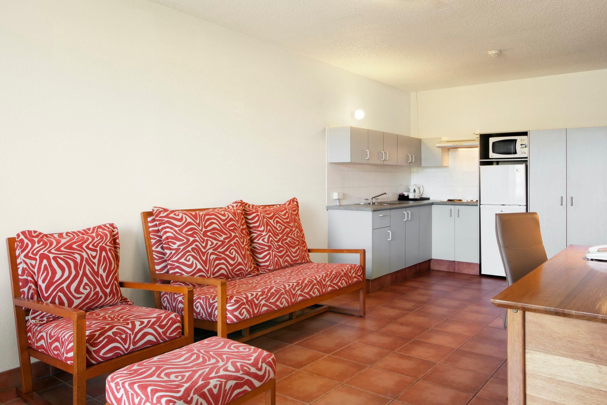 1 King Bedroom Tower Apartment Non-Smoking