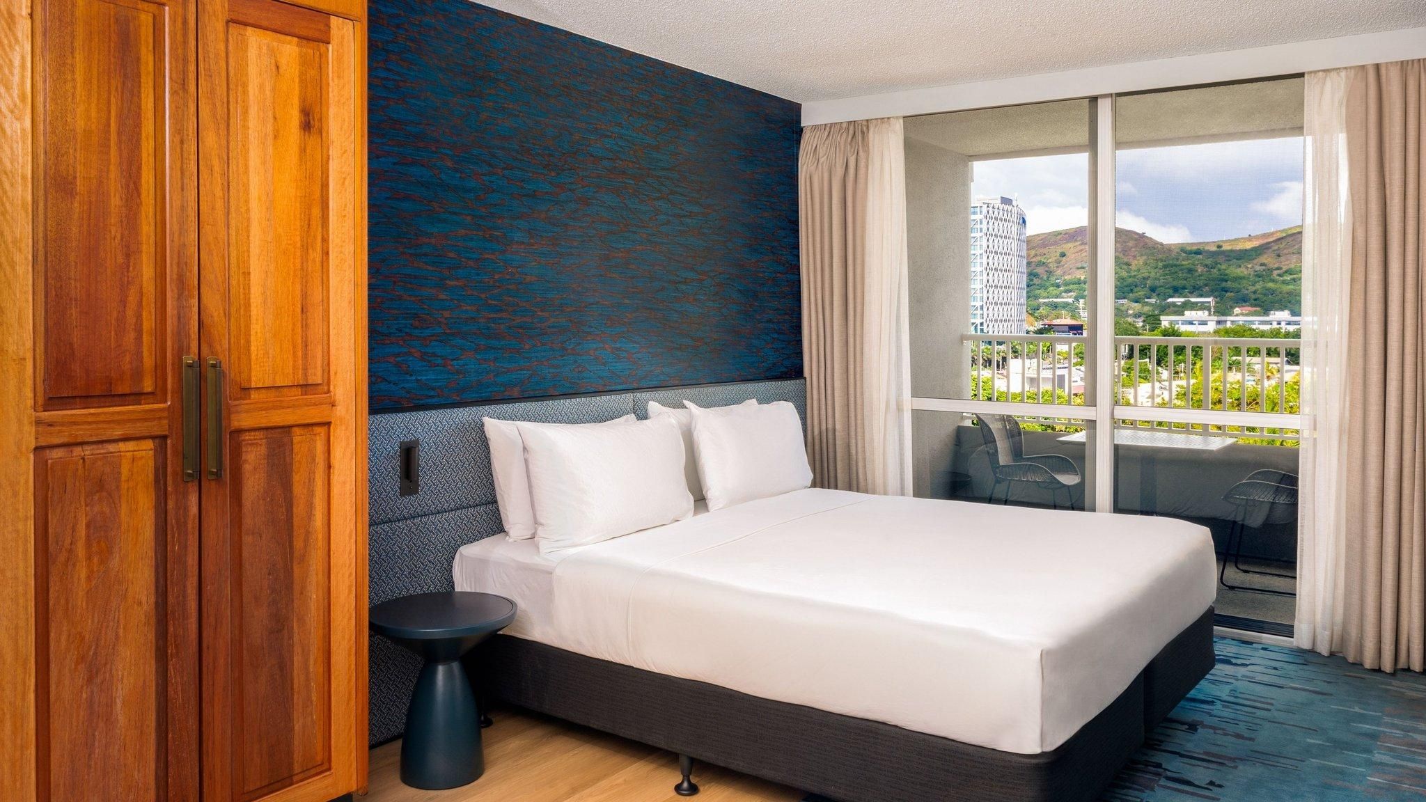 1 King Bedroom Tower Apartment Smoking