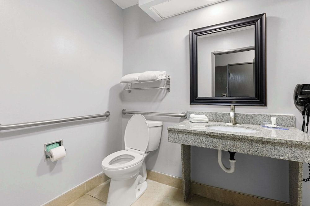 Clarion Pointe Hinesville near Fort Stewart Suite, 1 King Bed, Accessible, Non Smoking 4