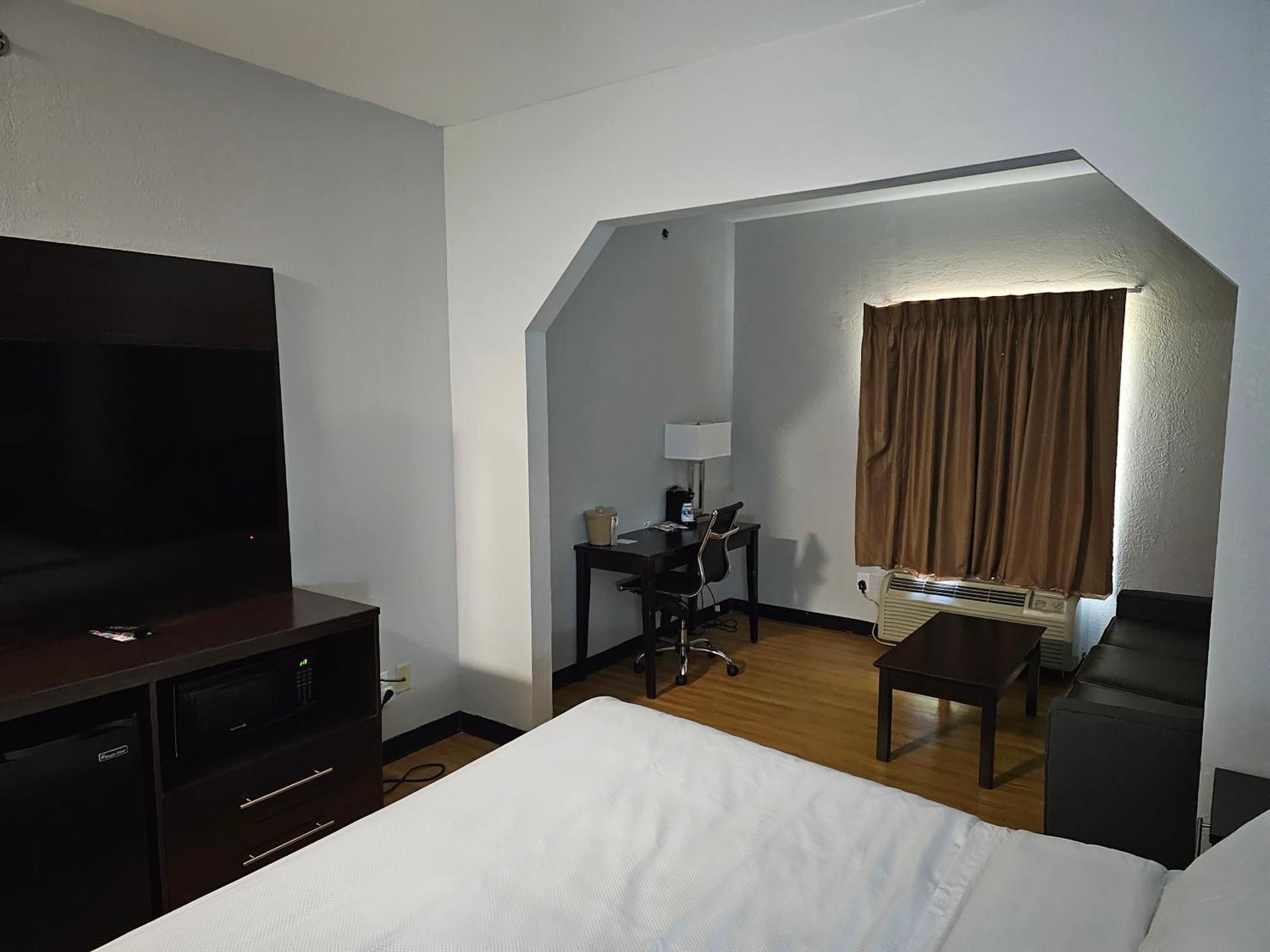 One Room Suite with Sofa bed/Roll-In Shower - Disability Access/Non Smoking