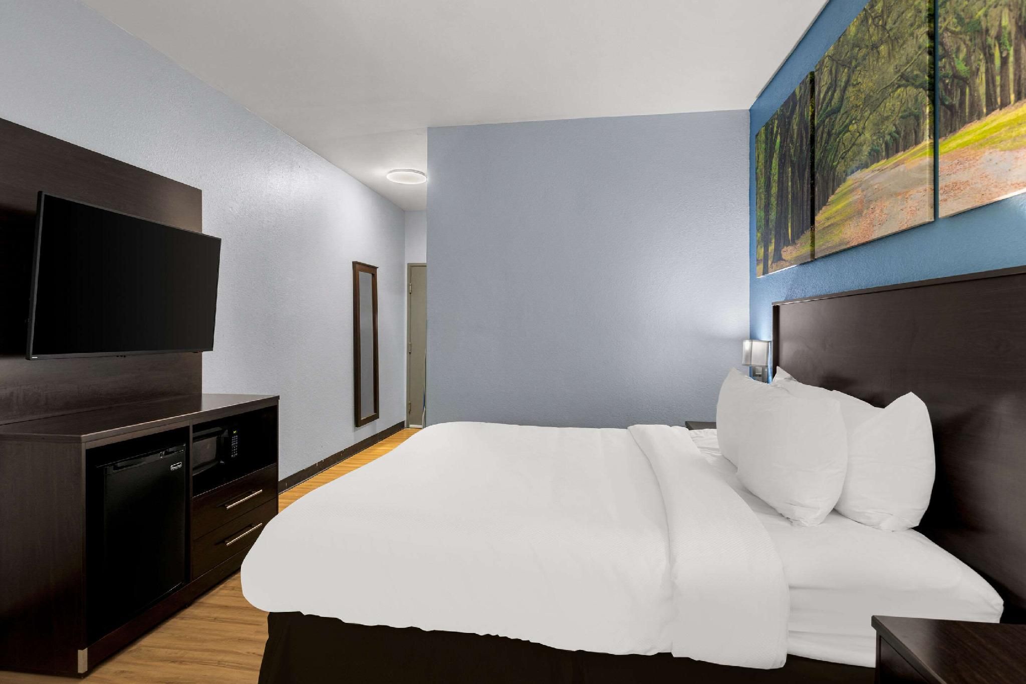 1 King Bed, Suite, Nonsmoking, Accessible