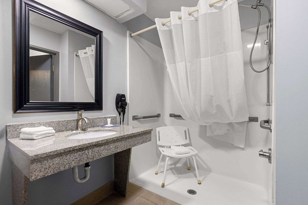 Clarion Pointe Hinesville near Fort Stewart Suite, 1 King Bed, Accessible, Non Smoking 3