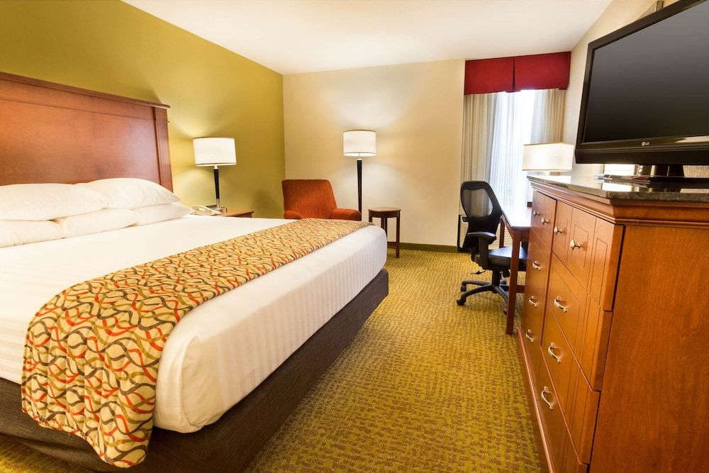 Deluxe Room, 1 King Bed with Sofa bed, Accessible, Refrigerator & Microwave (Tub, Upper Floor)