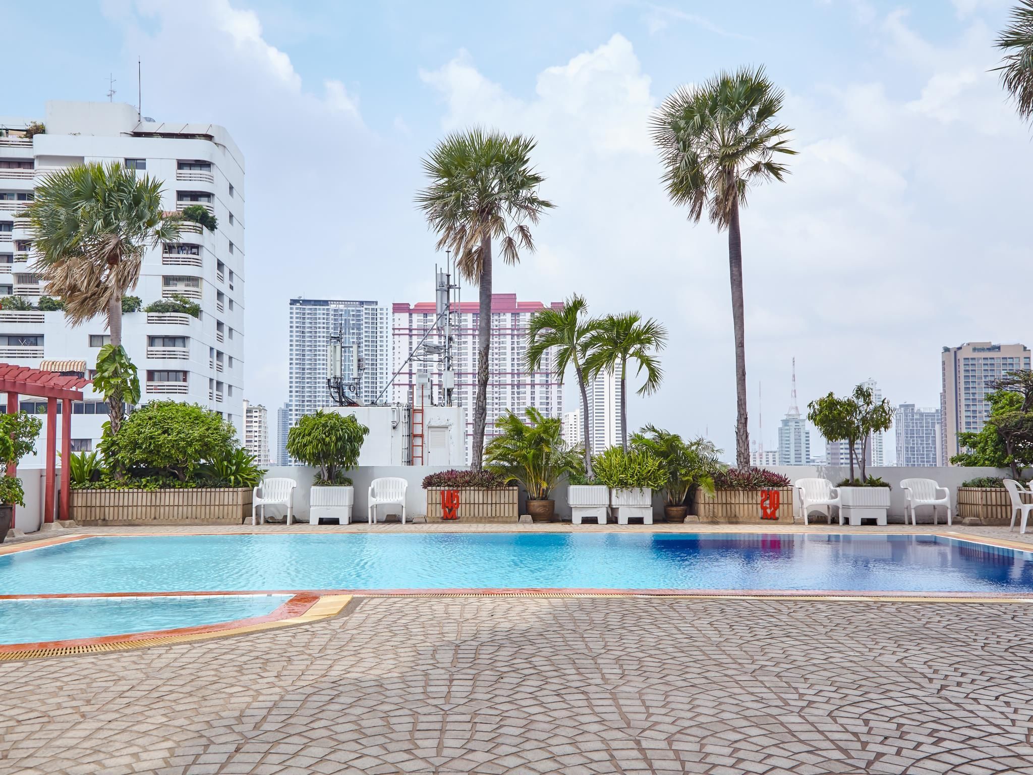 Swimming pool [outdoor]