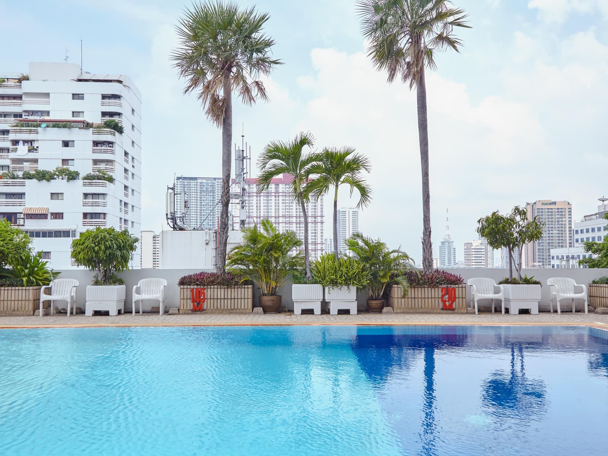 swimming pool [outdoor]