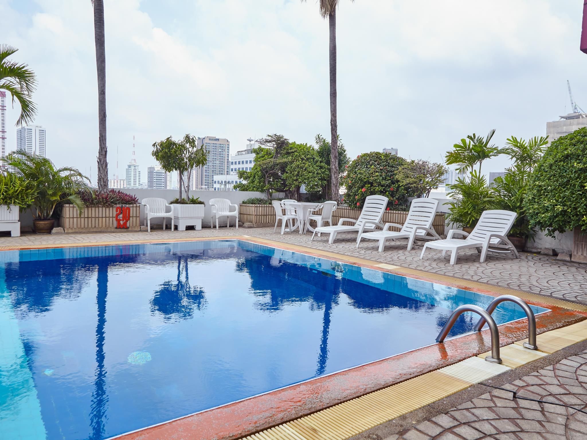 Swimming pool [outdoor]