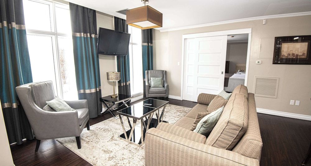 Elm Hurst Inn & Spa Suite, 1 King Bed, Non Smoking, Jetted Tub (Separate Living Room;with Sofabed) 2