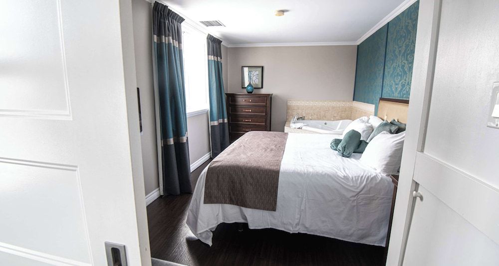 Elm Hurst Inn & Spa Suite, 1 King Bed, Non Smoking, Jetted Tub (Separate Living Room;with Sofabed)