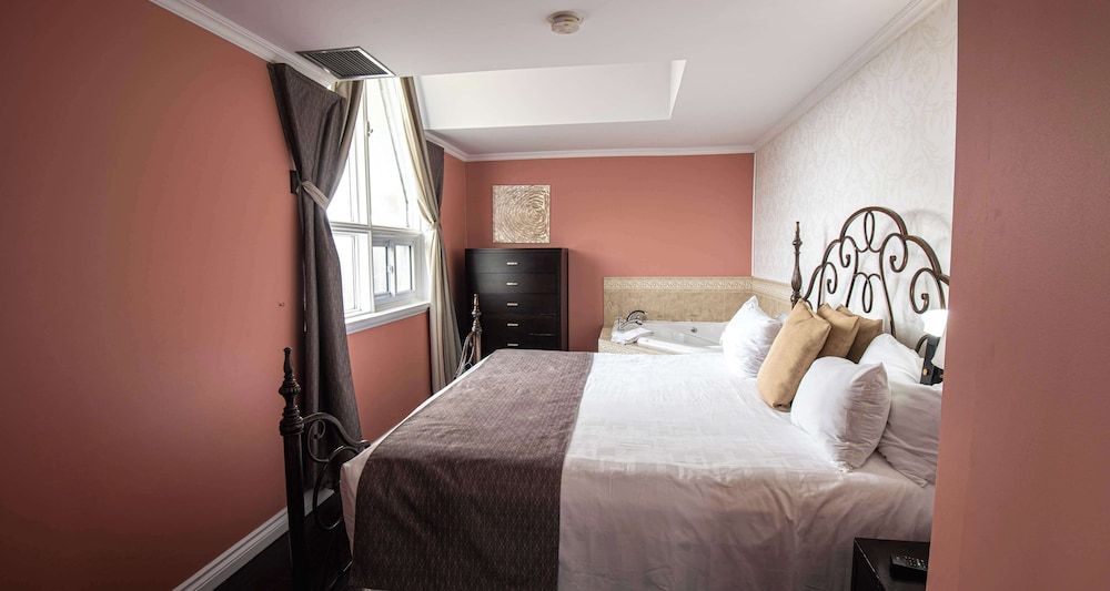 Elm Hurst Inn & Spa Suite, 1 King Bed, Non Smoking, Jetted Tub (Separate Living Room;with Sofabed) 3