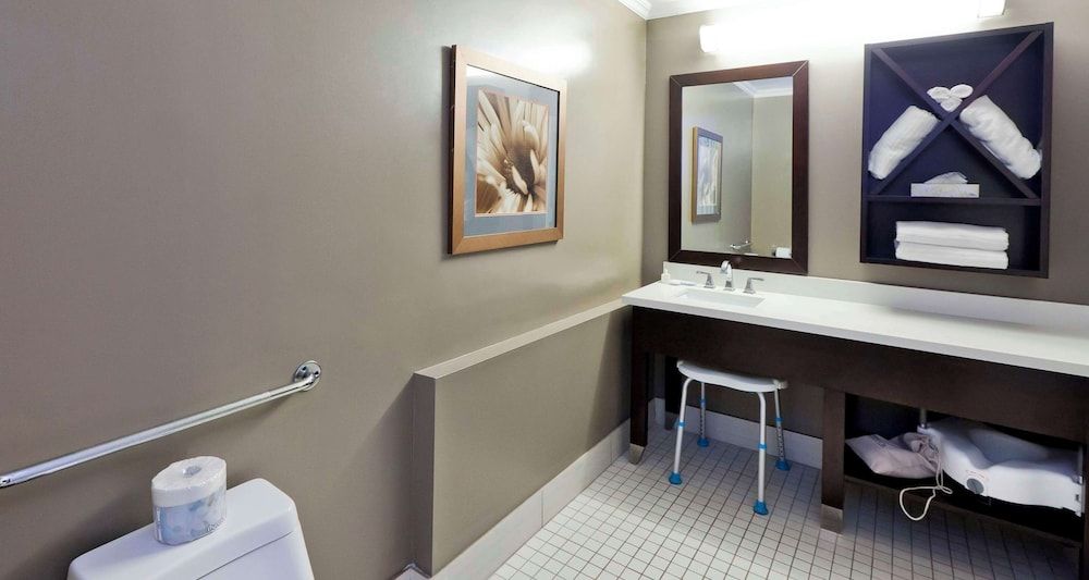 Elm Hurst Inn & Spa Deluxe Room, 1 Queen Bed, Accessible, Non Smoking 2