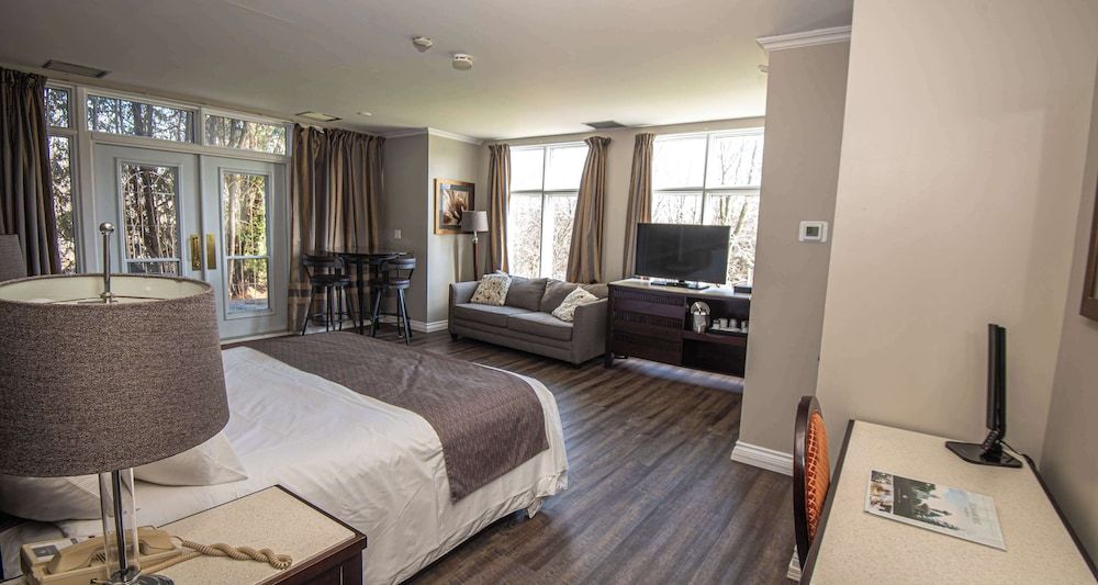 Elm Hurst Inn & Spa Suite, 1 King Bed, Non Smoking, Jetted Tub (Larger Room;with Sofabed)