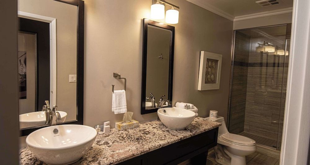 Elm Hurst Inn & Spa Suite, 1 King Bed, Non Smoking, Jetted Tub (Separate Living Room;with Sofabed) 4