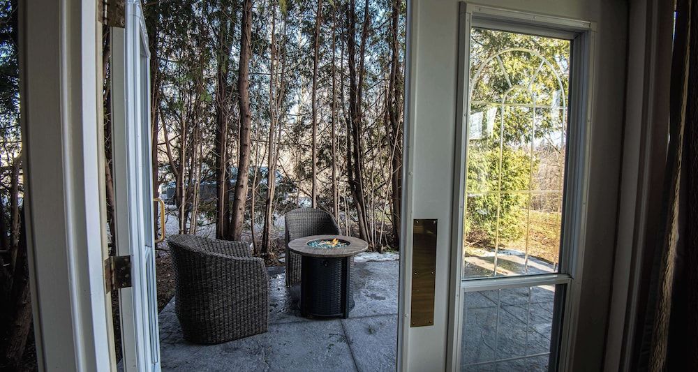 Elm Hurst Inn & Spa Suite, 1 King Bed, Non Smoking, Jetted Tub (Larger Room;with Sofabed) 3