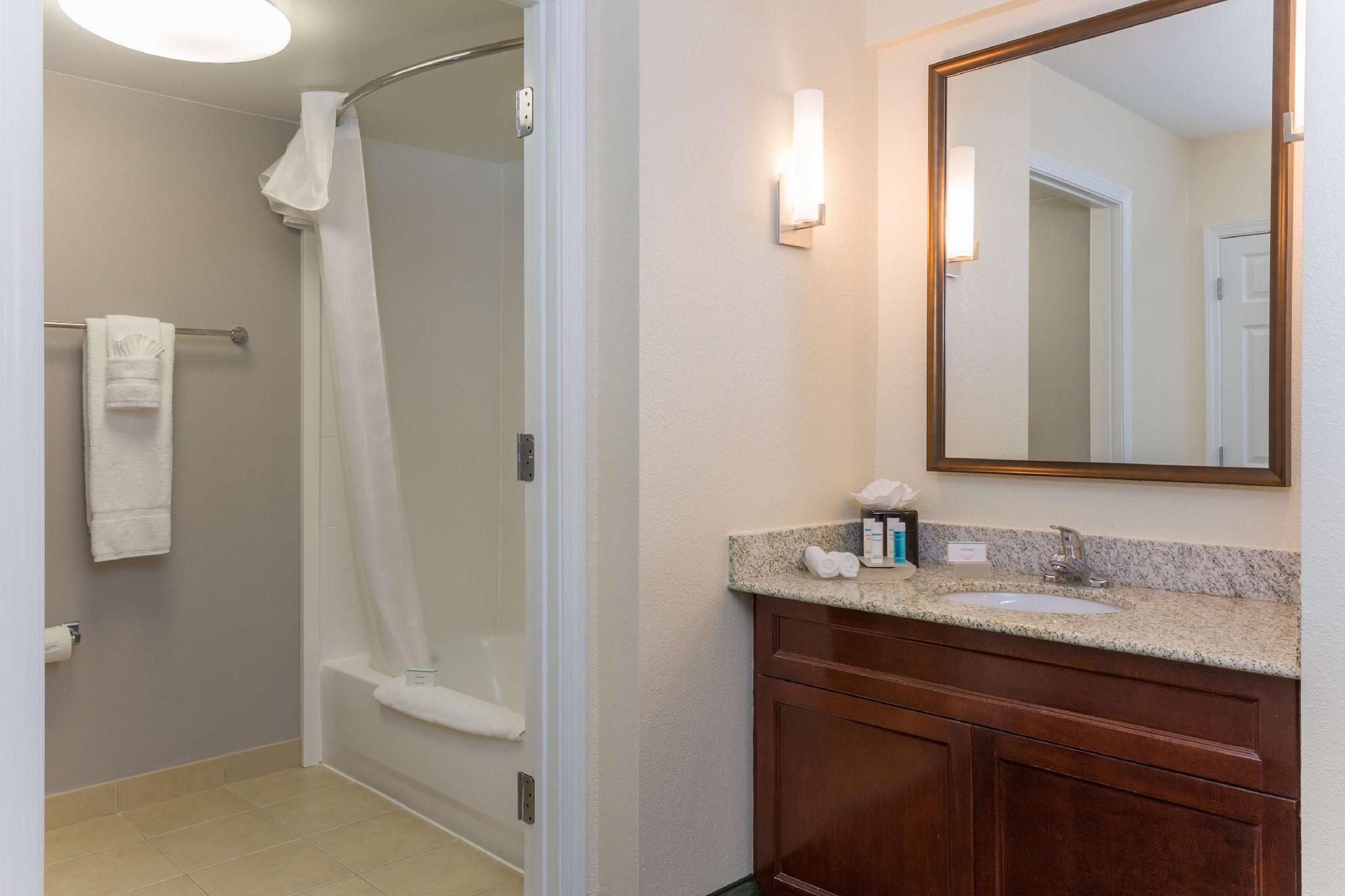 1 KING BED 1 BEDROOM SUITE NONSMOKING