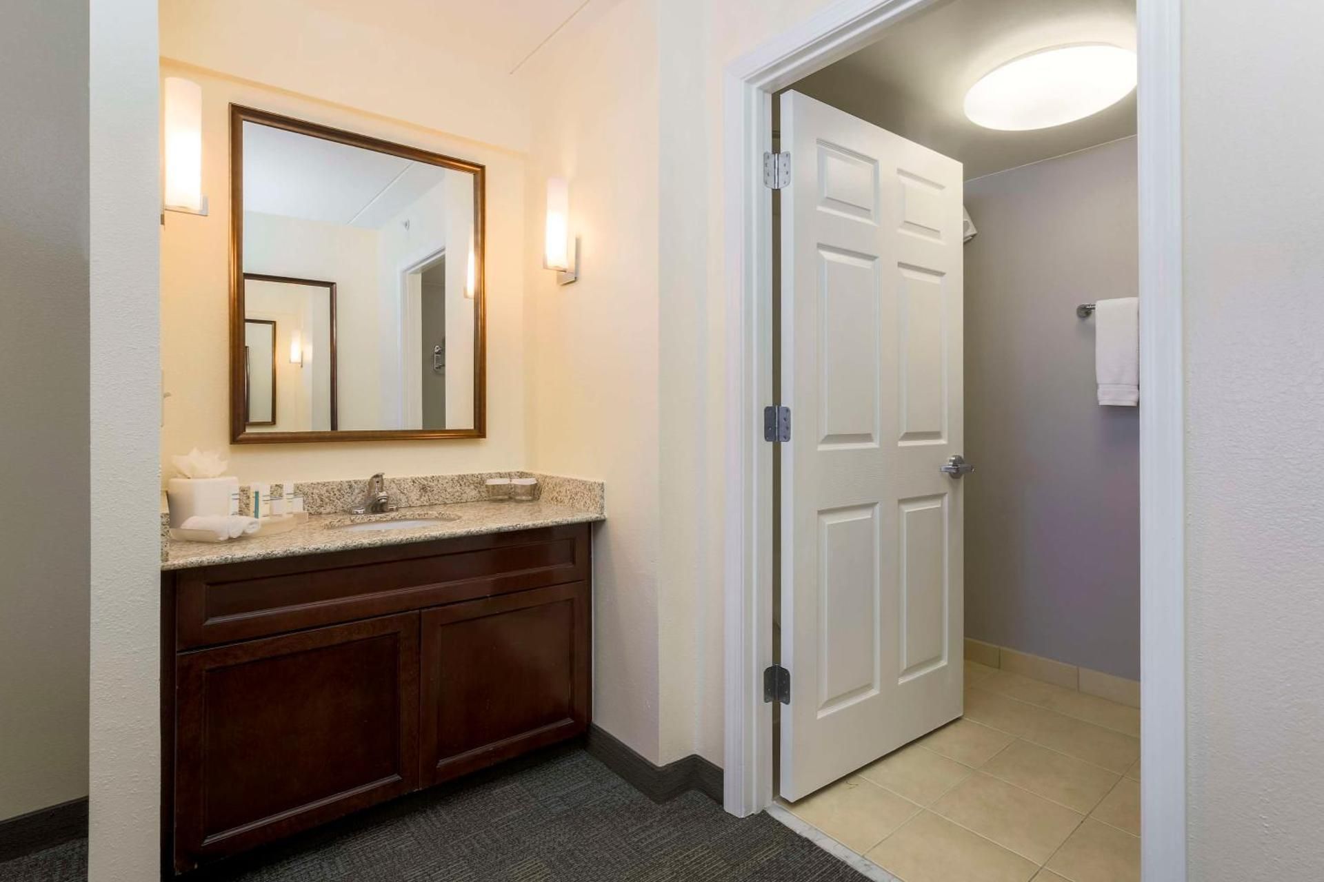 2 DOUBLE BEDS 1 BEDROOM SUITE NONSMOKING