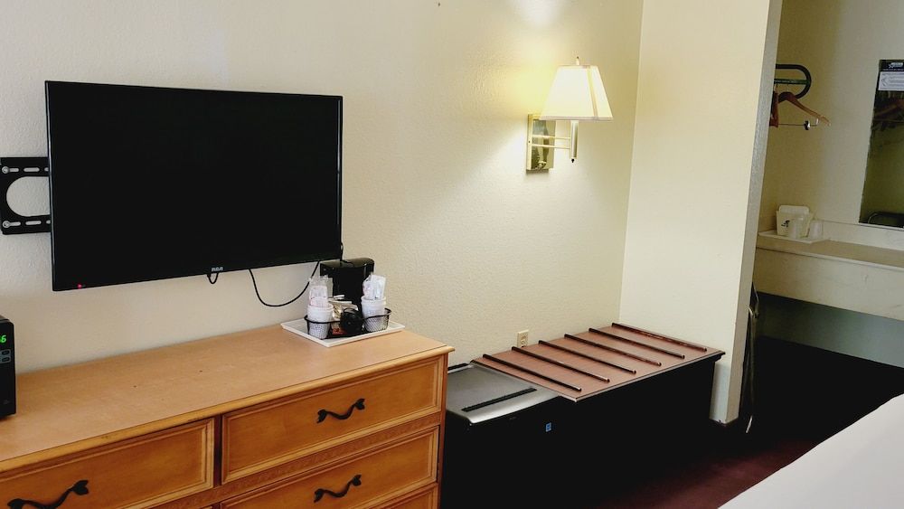 Americas Best Value Inn & Suites Melbourne Standard Room, 1 Queen Bed, Accessible (First Floor) 5