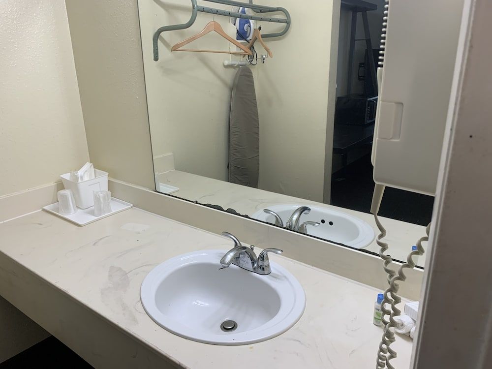 Americas Best Value Inn & Suites Melbourne Standard Room, 1 Queen Bed, Accessible (First Floor) 4