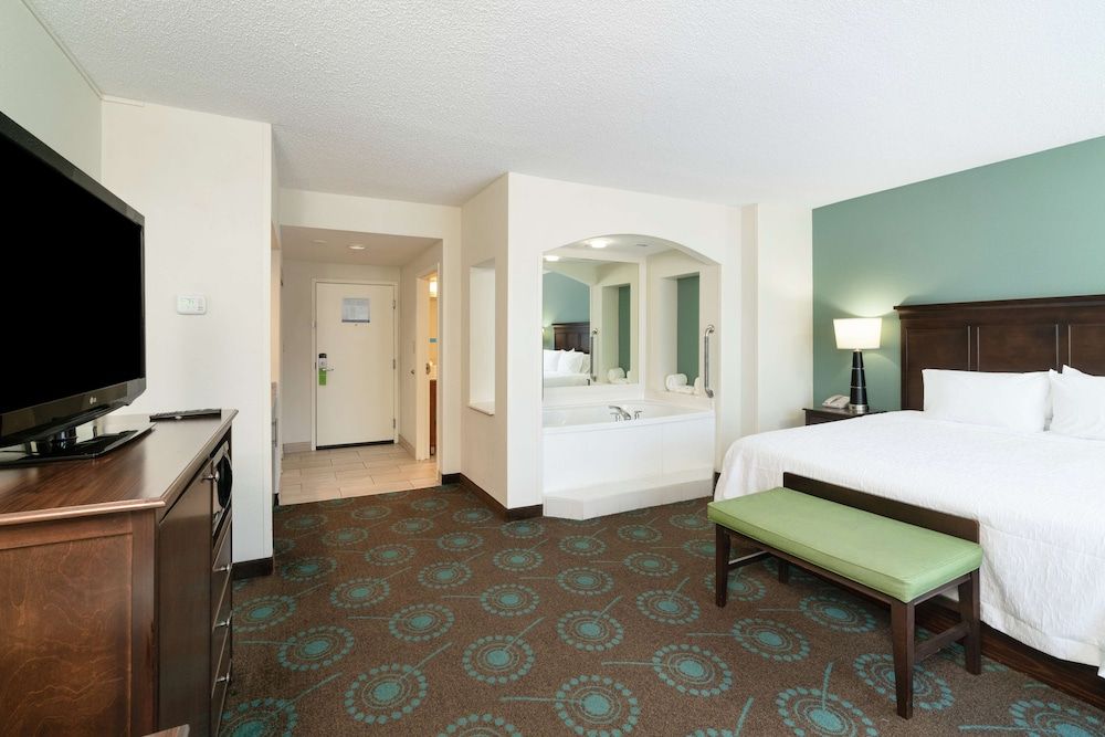 Studio Suite, 1 King Bed, Refrigerator & Microwave