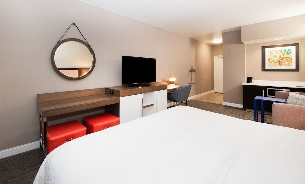 undefined Hampton Inn Phoenix-Airport North 5