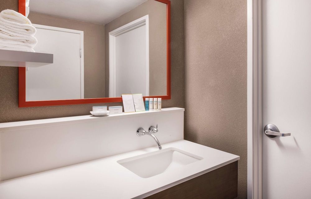 Hampton Inn Phoenix-Airport North Room, 1 King Bed, Non Smoking 3