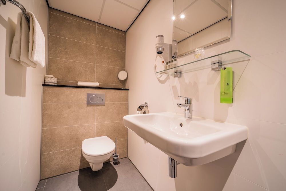 Two Brothers Noordwijk Beach Standard Single Room 3