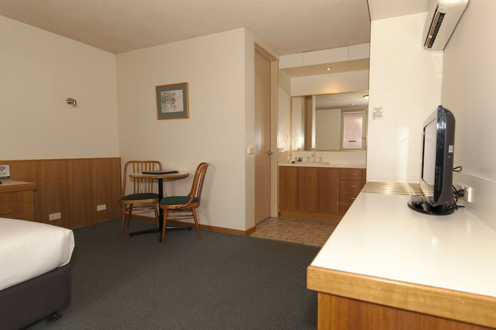 Echuca Nirebo Motel Queen Room 4