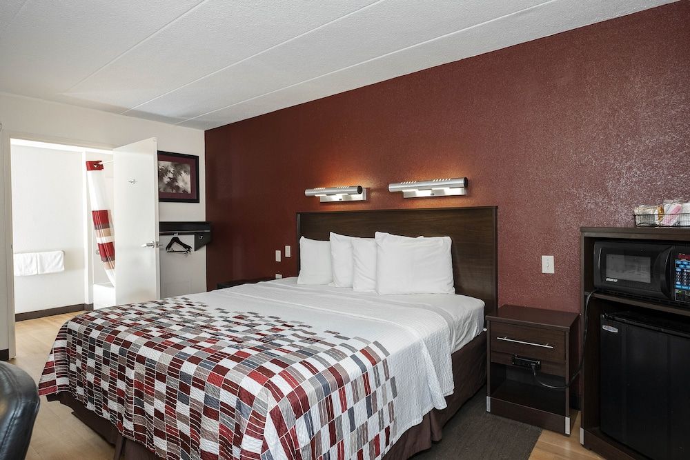 Red Roof Inn Mt Laurel Deluxe Room, 1 King Bed, Accessible (Smoke Free) 2