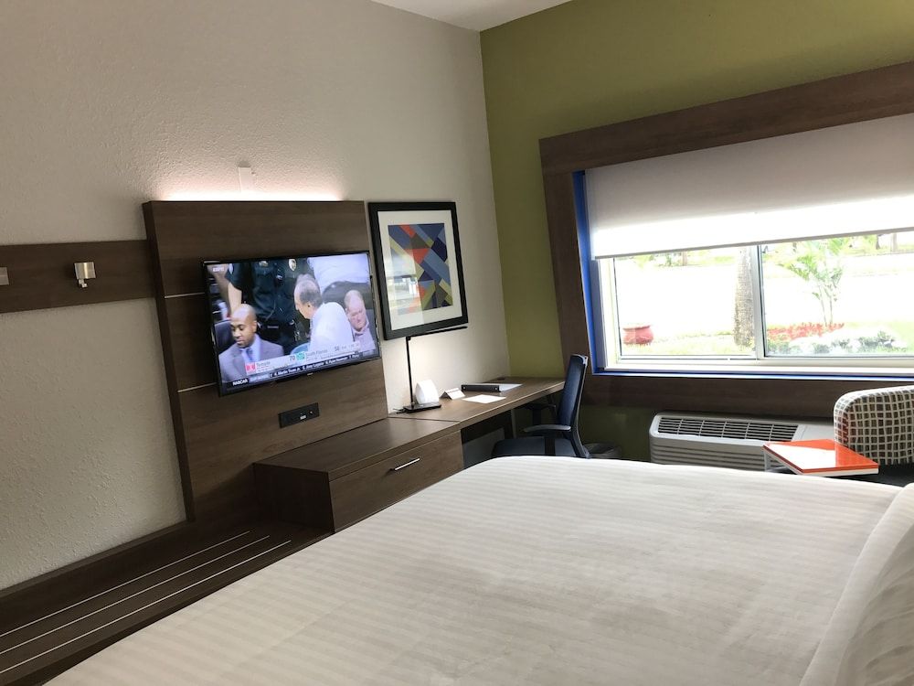 Standard Room, 1 King Bed (Walk-In Shower)