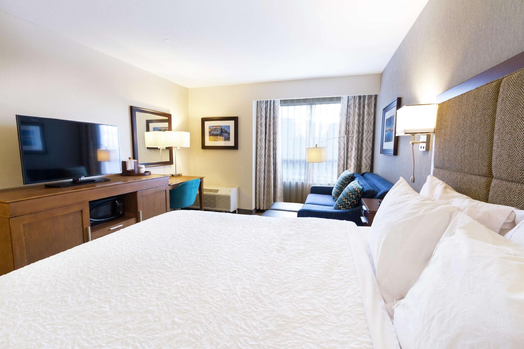 1 KING BED STUDY WITH SOFABED NONSMOKING