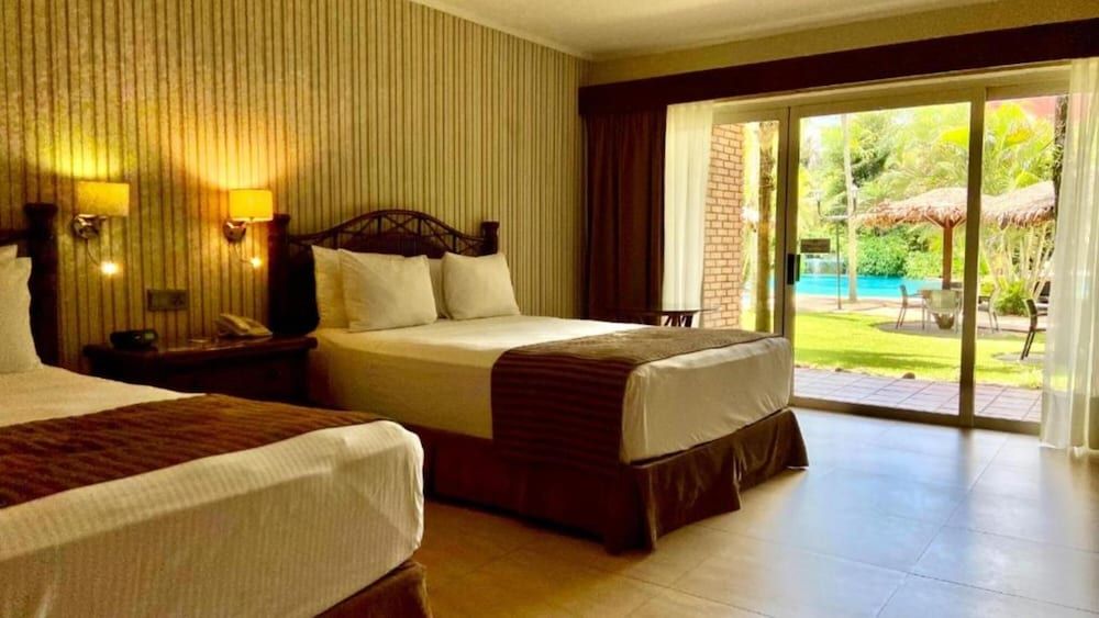 Deluxe Room, 2 Queen Beds, Poolside