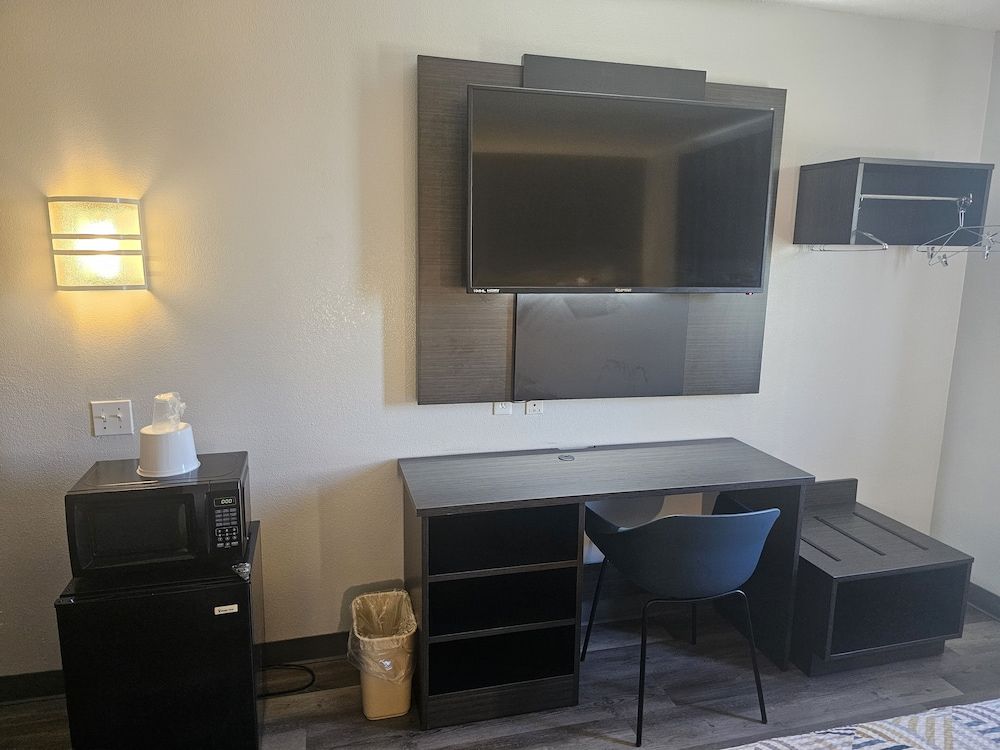 Motel 6 Sinton, TX Standard Room, 1 Queen Bed, Non Smoking 7