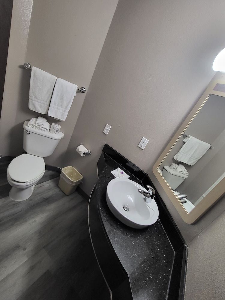 Motel 6 Sinton, TX Standard Room, 1 Queen Bed, Accessible, Non Smoking 3