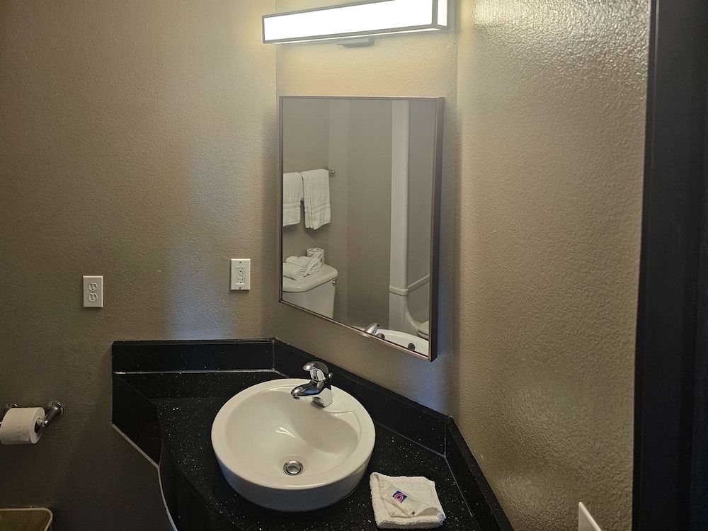 Motel 6 Sinton, TX Standard Room, 2 Double Beds, Non Smoking 7