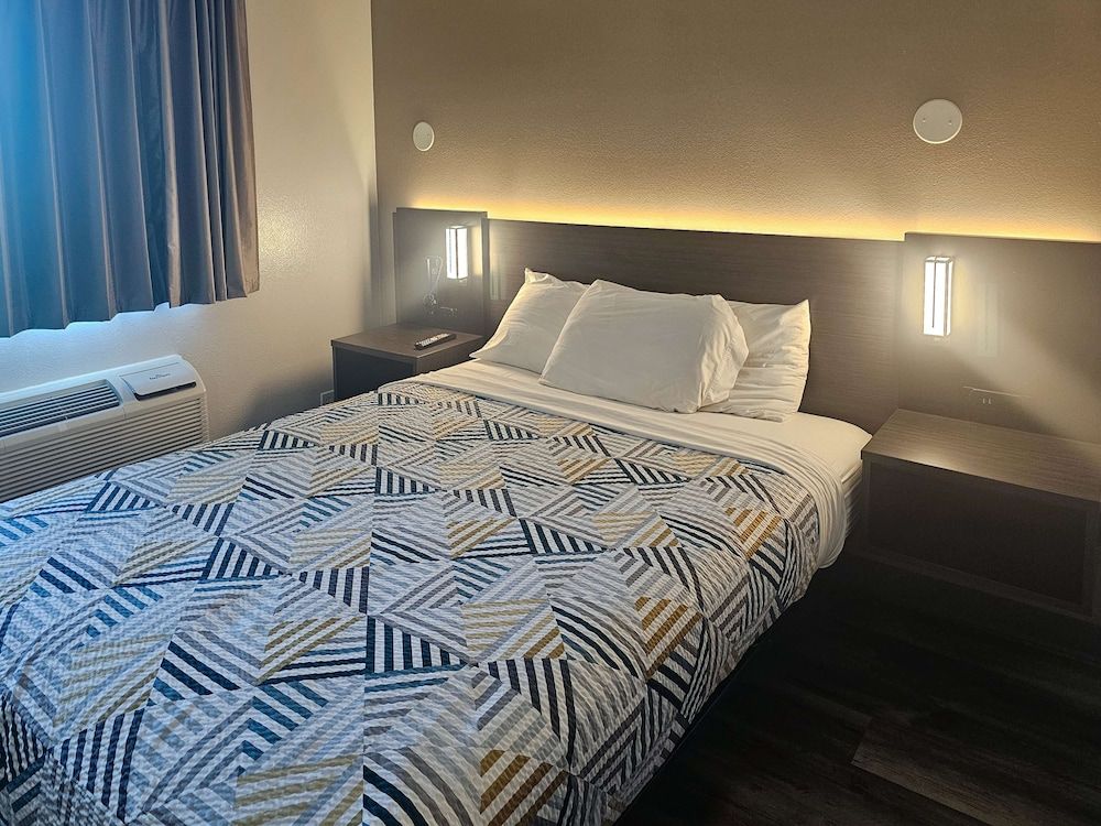 Motel 6 Sinton, TX Standard Room, 1 Queen Bed, Accessible, Non Smoking 2