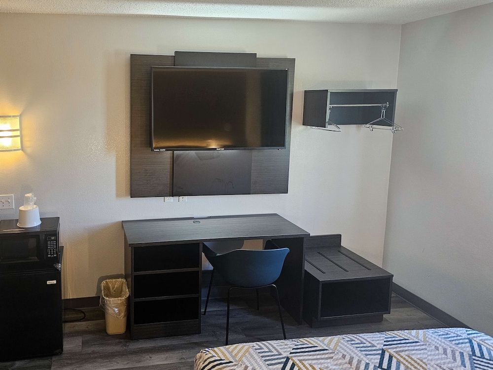 Motel 6 Sinton, TX Standard Room, 1 Queen Bed, Non Smoking 9