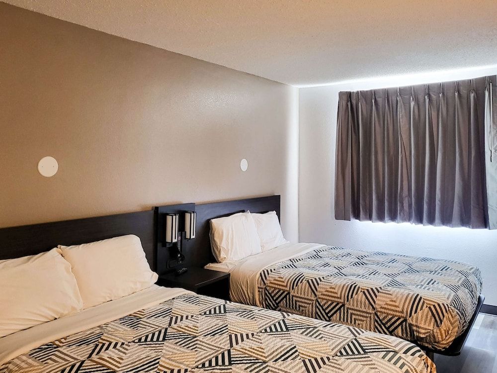 Motel 6 Sinton, TX Standard Room, 2 Double Beds, Non Smoking 4